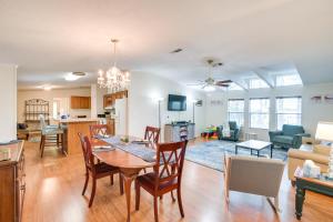 una cucina e un soggiorno con tavolo e sedie di Pet-Friendly St Augustine Home with Dock and Yard! a St. Augustine