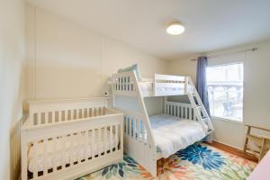 una nursery con due letti a castello e una finestra di Pet-Friendly St Augustine Home with Dock and Yard! a St. Augustine