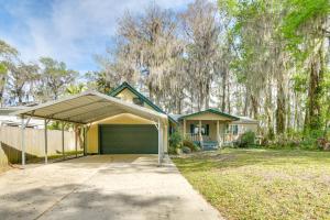 una casa con un garage in un cortile di Pet-Friendly St Augustine Home with Dock and Yard! a St. Augustine