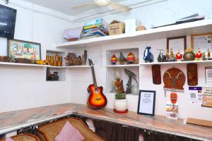 Jodhpur Heritage Haveli Guest House في جودبور: غرفة مع غيتار على رف