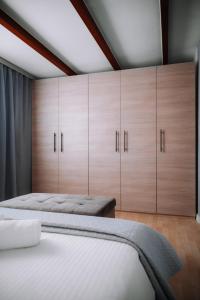 AsgourouにあるDimosthenis Land - Private Luxury Stayのベッド2台 木製キャビネット付きのベッドルーム1室