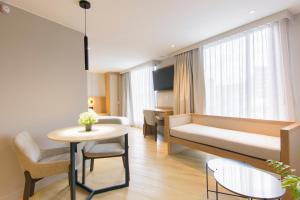 马尼萨莱斯Nodo Hotel的一间带床、桌椅的酒店房间