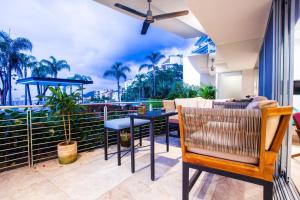 Un patio con una mesa y sillas en un balcón. en Fully remodeled 12 stories up, First floor retreat, en Puerto Vallarta