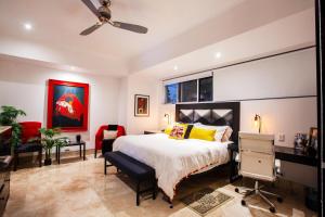 Un dormitorio con una cama y un ventilador de techo. en Fully remodeled 12 stories up, First floor retreat, en Puerto Vallarta 37 fotos más