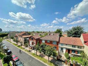 un quartiere residenziale con case e una strada di Charmant 2 Pièces avec Parking Près de Paris by Immo Kit BNB a La Courneuve