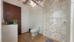 een badkamer met een toilet en een muur bij Kavas Natural Connection in Salento +36 foto's