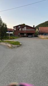 un parcheggio con un edificio sullo sfondo di Very centrally located apartment with free parking a Tromsø