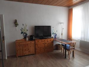 Μια τηλεόραση ή/και κέντρο ψυχαγωγίας στο Gästezimmer für 3 Personen +3 φωτογραφίες