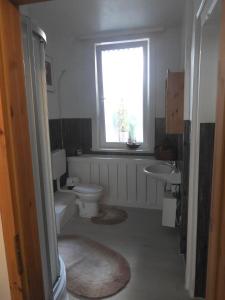 Ένα μπάνιο στο Gästezimmer für 3 Personen