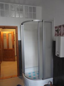 Ένα μπάνιο στο Gästezimmer für 3 Personen