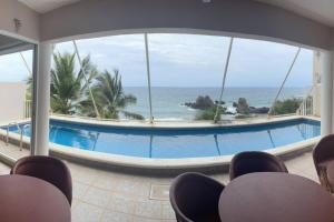 una piscina con vista al mar en La Casa del Risco, en Lázaro Cárdenas