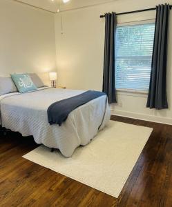 En eller flere senge i et værelse på Cottage on Broadmoor + 7 billeder