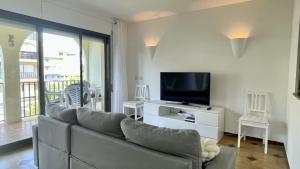 A television and/or entertainment centre at Jardins del mar 127
