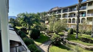 A garden outside Jardins del mar 127