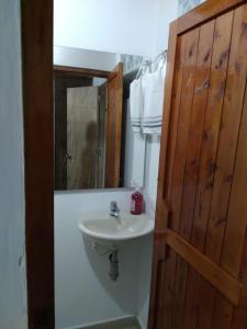 un bagno con lavandino e specchio di Alojamiento en Abejorral a Abejorral