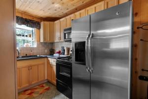 Η κουζίνα ή μικρή κουζίνα στο Bear Pause -Walk to lake and Alpine Slides! Beautiful knotty pine interior!