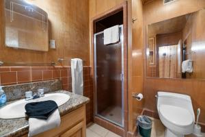 Ένα μπάνιο στο Bear Pause -Walk to lake and Alpine Slides! Beautiful knotty pine interior! +18 φωτογραφίες
