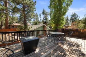Μπαλκόνι ή βεράντα στο Bear Pause -Walk to lake and Alpine Slides! Beautiful knotty pine interior!