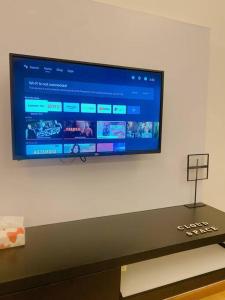 TV a/nebo společenská místnost v ubytování Muji Japanese Lively Stay at Mount Austin, JB #13