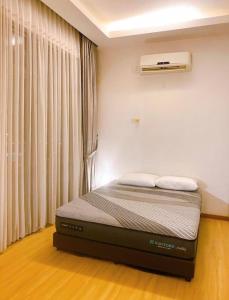 Postel nebo postele na pokoji v ubytování Muji Japanese Lively Stay at Mount Austin, JB #13