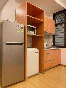 Kuchyň nebo kuchyňský kout v ubytování Muji Japanese Lively Stay at Mount Austin, JB #13