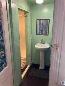 Phòng tắm tại Easy UW, Downtown Access