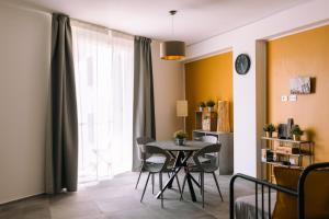 ein Esszimmer mit Tisch und Stühlen und einem Fenster in der Unterkunft Borgo Cavour Luxury Apartments - Centro storico in Fano