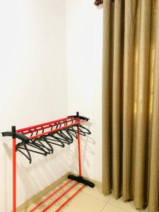 ein Regal in einem Raum neben einem Vorhang in der Unterkunft Modern Apartment near Galle Fort, Galle in Galle