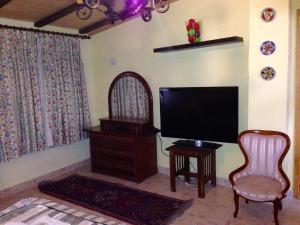 A television and/or entertainment centre at Encanto de Aragón