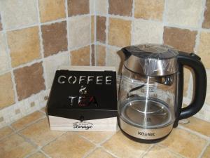 una cafetera sentada en un mostrador junto a una caja en La casa di Margió, en Bari