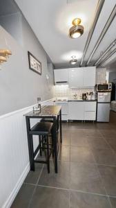 Kuchyň nebo kuchyňský kout v ubytování Unique, cozy, and spacious basement apt close to NYC