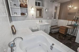 Koupelna v ubytování Unique, cozy, and spacious basement apt close to NYC