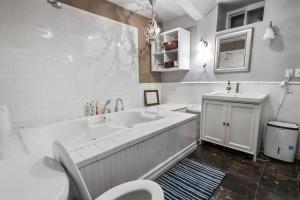 Koupelna v ubytování Unique, cozy, and spacious basement apt close to NYC