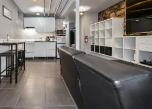 Kuchyň nebo kuchyňský kout v ubytování Unique, cozy, and spacious basement apt close to NYC
