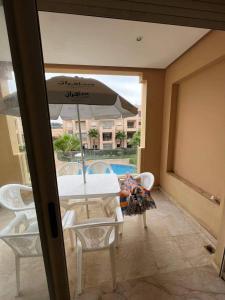 Rõdu või terrass majutusasutuses Vue piscine et accès rapide à la plage