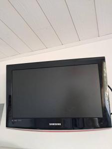 Μια τηλεόραση ή/και κέντρο ψυχαγωγίας στο Studio Arc En Ciel 1 - 25 allée des Pinons - 9-1