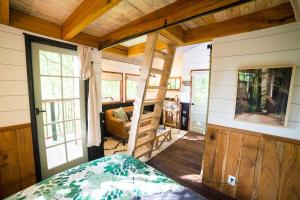 Postel nebo postele na pokoji v ubytování Treetop Hideaways: The Elements Treehouse