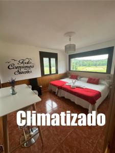ein Schlafzimmer mit einem großen Bett mit einer roten Decke in der Unterkunft Casa Blanco Conde in Laza