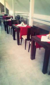 eine Reihe von Tischen und Stühlen in einem Restaurant in der Unterkunft Concordia Plaza 2 in Primorsko