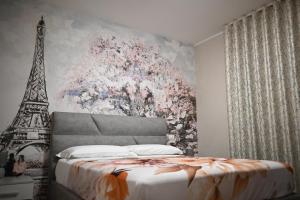 Ένα ή περισσότερα κρεβάτια σε δωμάτιο στο The Paris Rooms B&B