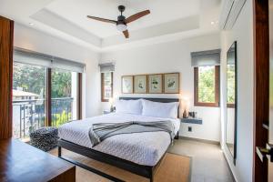 Un dormitorio con una cama y un ventilador de techo. en 6th-Floor Amapas Retreat – Pool & Sunset Views, en Puerto Vallarta