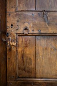 an old wooden door with a handle on it at Racó de Montaup, casa rústica en plena naturaleza - HUT 8141 in Canillo