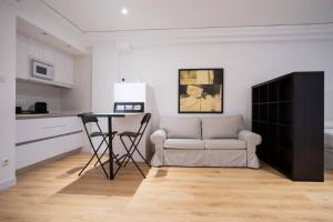 a living room with a table and a couch at Bcn - Loft Parc Guell in Barcelona
