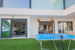 una mesa de ping pong frente a una casa en Lightbooking Jerez Montecastillo, en Jerez de la Frontera
