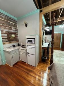 Chipley's Squareview Inn的厨房或小厨房
