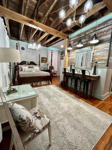 Chipley's Squareview Inn客房内的一张或多张床位