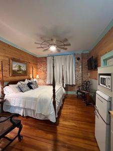 CarthageChipley's Squareview Inn的房间里有一张大床的卧室