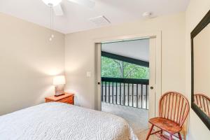 Luxe Rumbling Bald Home with Deck and Mountain View客房内的一张或多张床位
