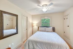 Luxe Rumbling Bald Home with Deck and Mountain View客房内的一张或多张床位