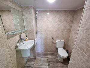 un baño con inodoro y lavabo en House Vesela, en Balchik 24 fotos más